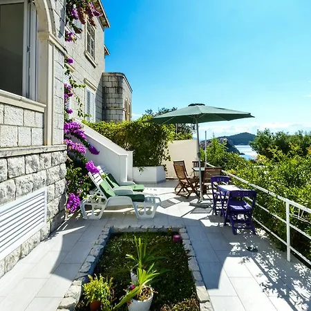 Seven Apartment *