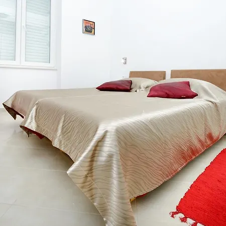 Seven Apartment *